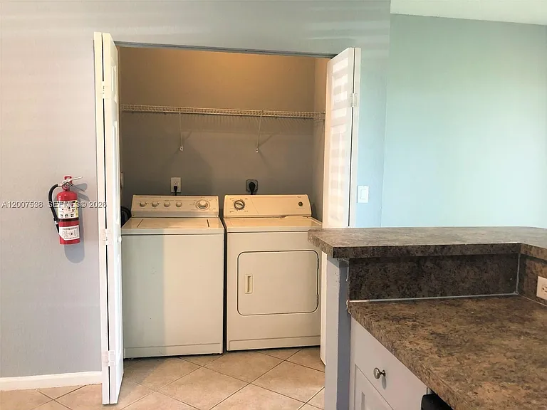 8209 SW 25th Ct — Photo 12