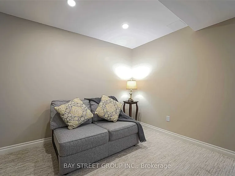 1480 Princeton Cres — Photo 27