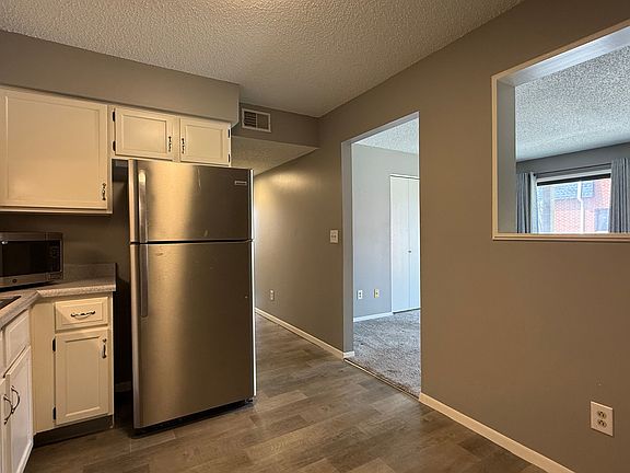 2nd image of 611 S R St #5CL