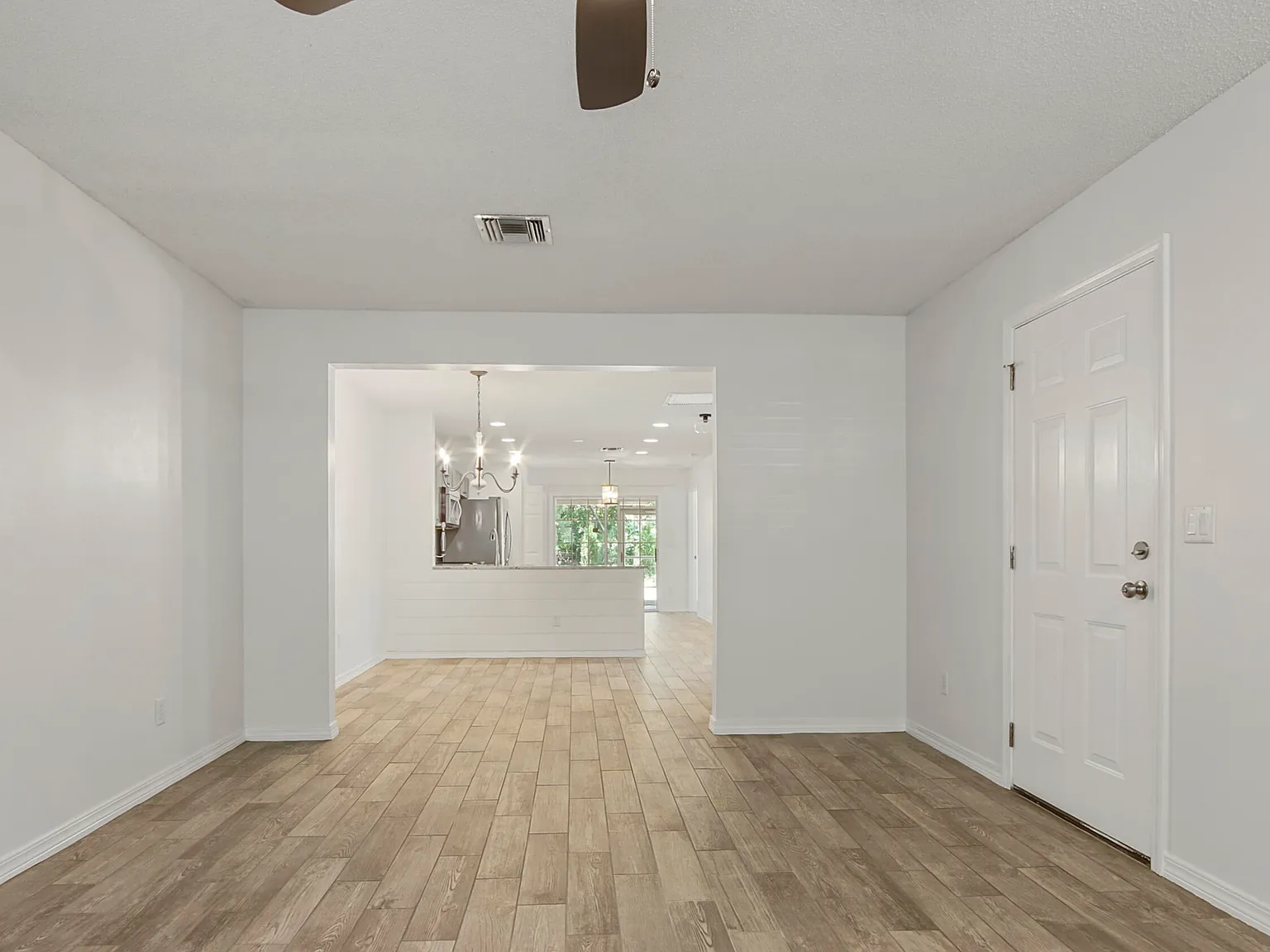 2 bed, 1128 sqft, $2,100 — Photo 4
