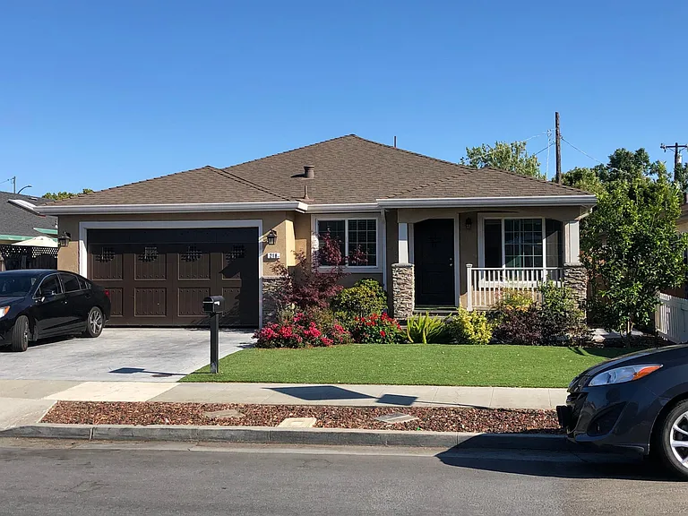218 Bradford Dr — Photo 2