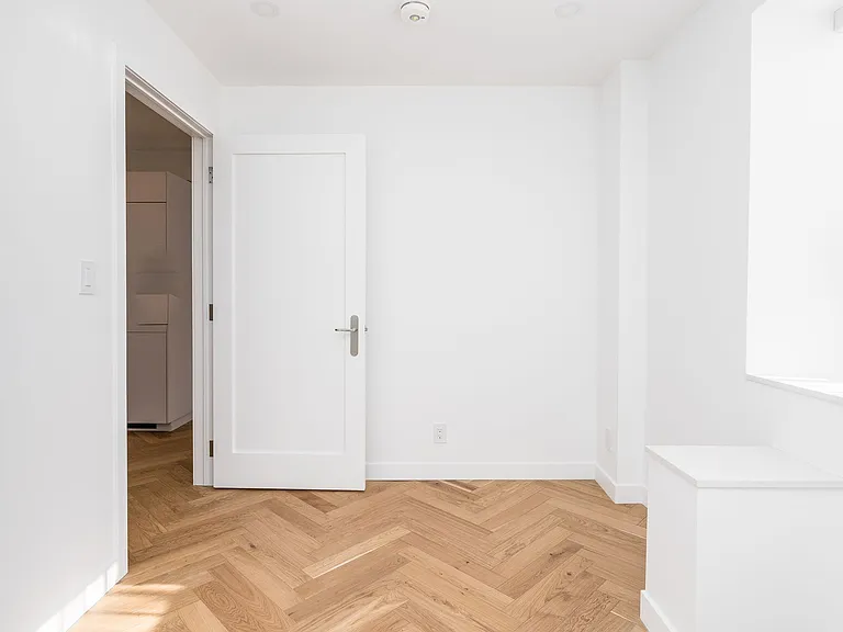 110 Wellesley St E — Photo 12