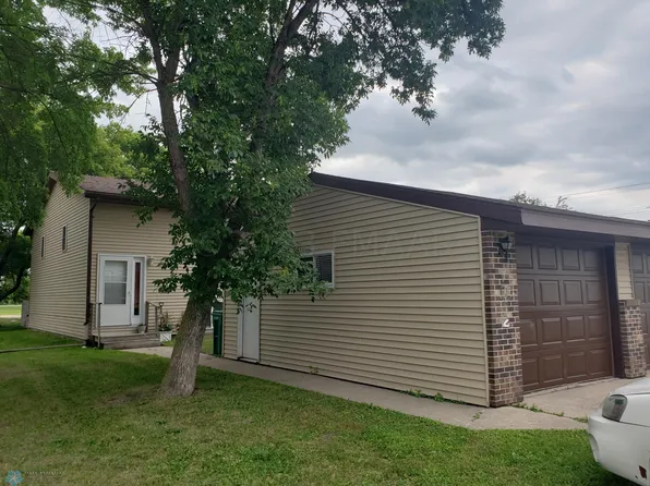 1032 1st St S, Wahpeton, ND 58075