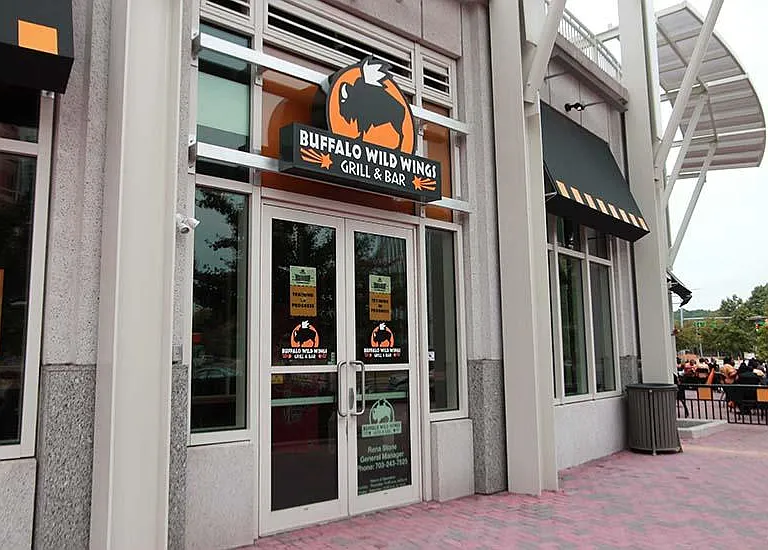 Walking distance to restauarants including Chipotle, District Taco, Buffaloo Wild Wings, Olive Garden, and Longhorn Steakhouse.