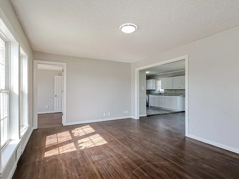 1298732_017_living_room_13602981.jpg