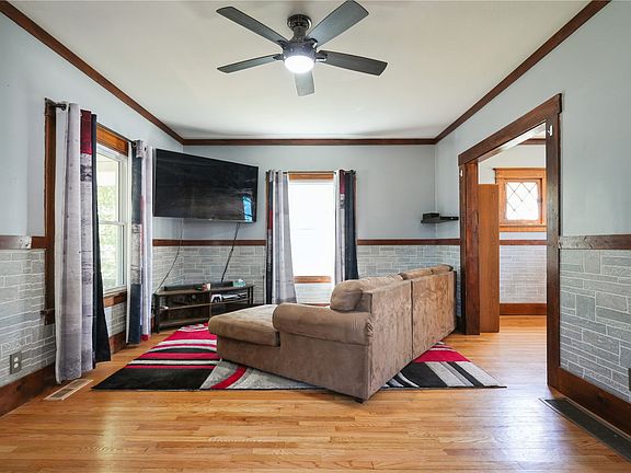 4th image of 2312 B Ave NE