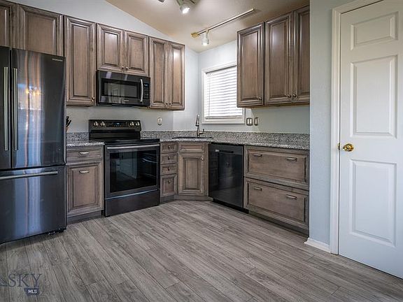 5th image of 211 Spruce Ln
