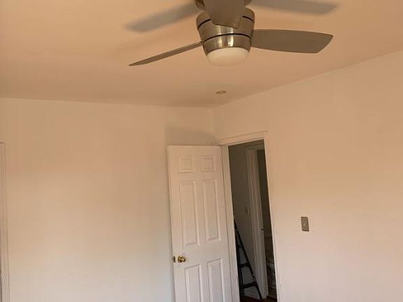 4th image of 906 E 101st St