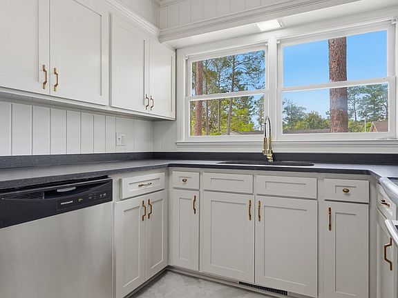 5th image of 1812 Robinhood Rd