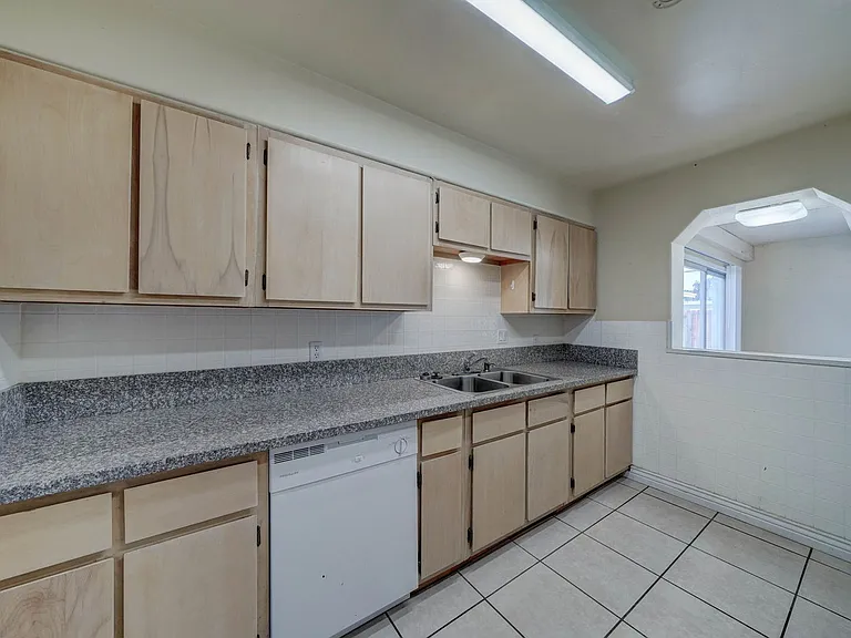 2133 W Morten Ave — Photo 9