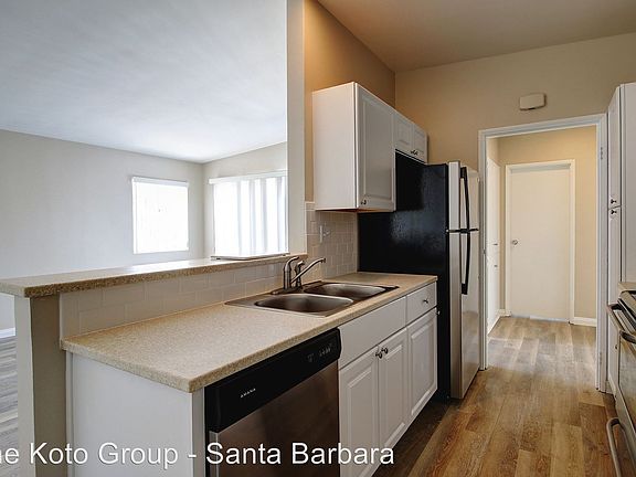 4th image of 2320 De La Vina St APT 14