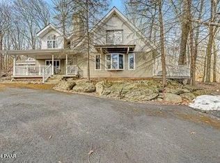 128 Gaskin Dr, Lords Valley, PA 18428