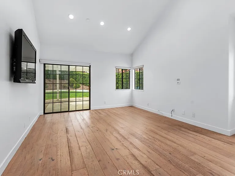 729 Maywood Ct — Photo 12