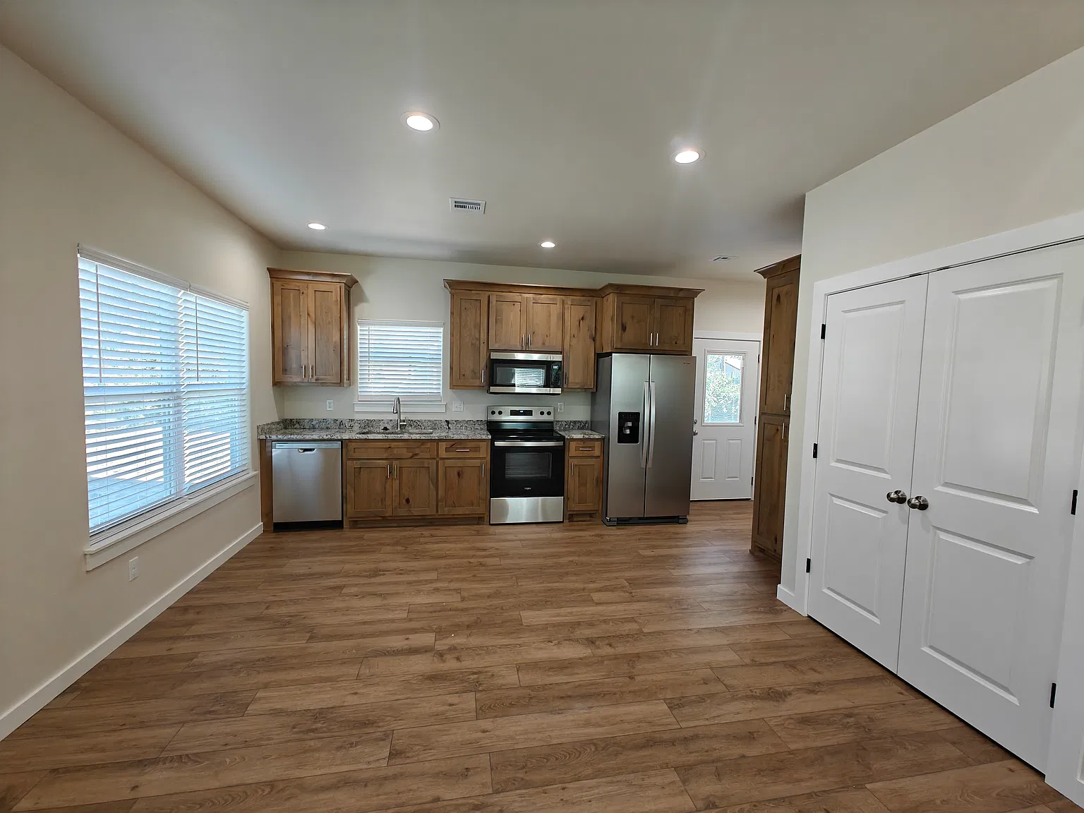 3 bed, 1100 sqft, $1,650 — Photo 2