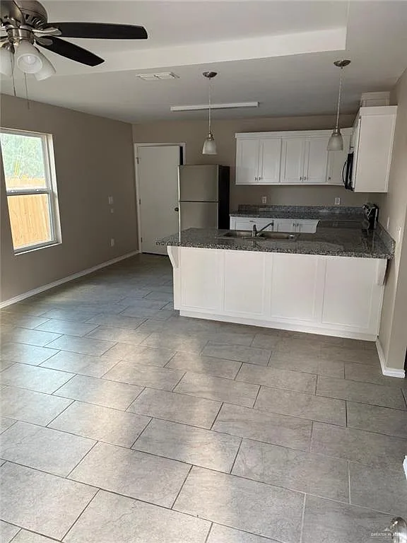 906 E Tom Landry St — Photo 4