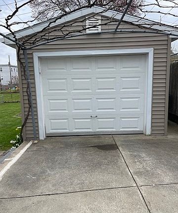 4th image of 180 Coffin Ave