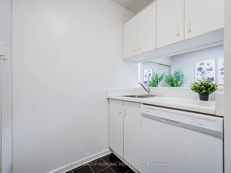 1055 Bay St #716 — Photo 13