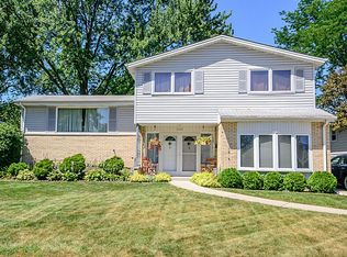 2102 N Verde Dr, Arlington Heights, IL 60004
