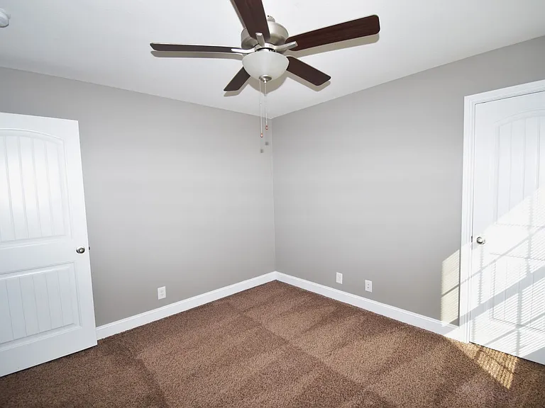 207 Geneva Ln — Photo 10