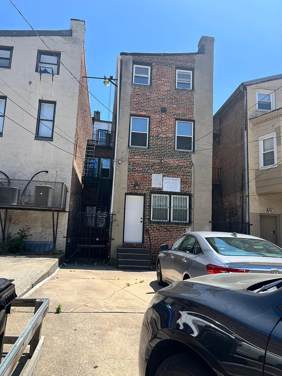 Building Photo - 922 N Calvert St #BASEMENT