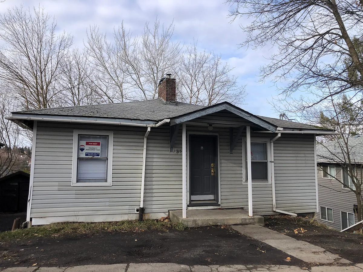 Primary Photo - 715 NE Maple St #B