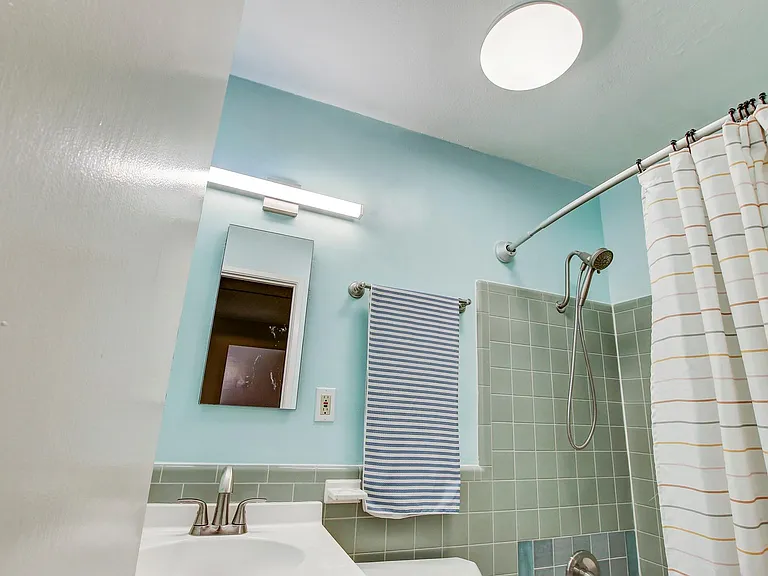 803 W 28th St #103 — Photo 11