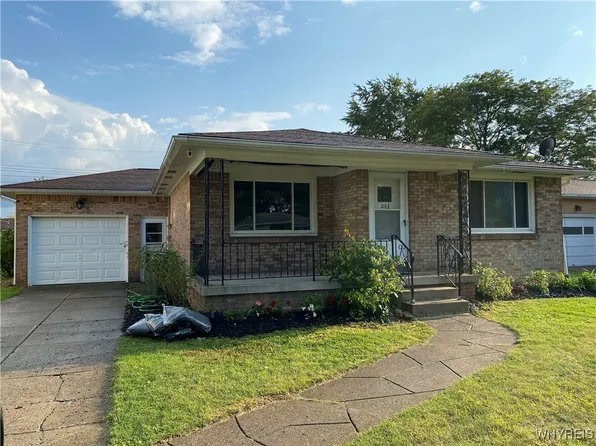 233 Claudette Ct, Depew, NY 14043