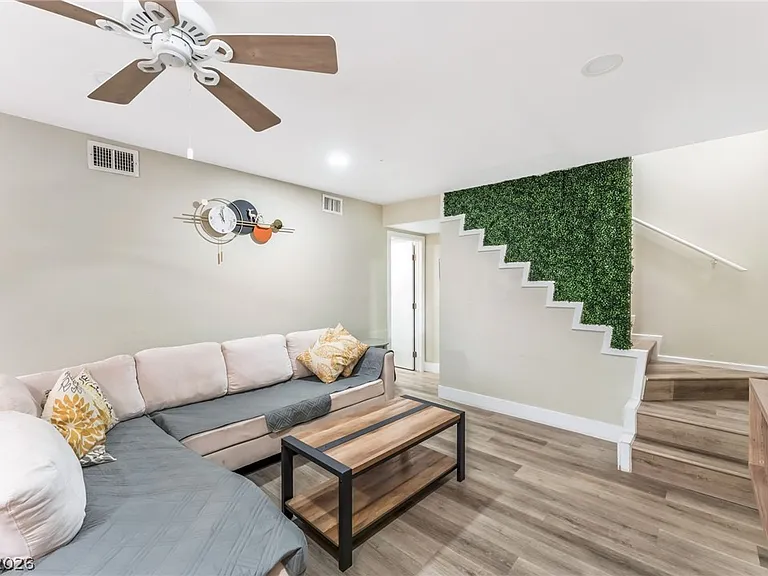 900 Willow Tree Dr #C — Photo 6