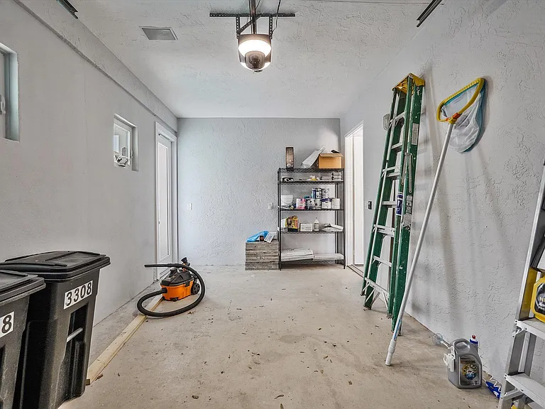 425 Hugh St — Photo 35