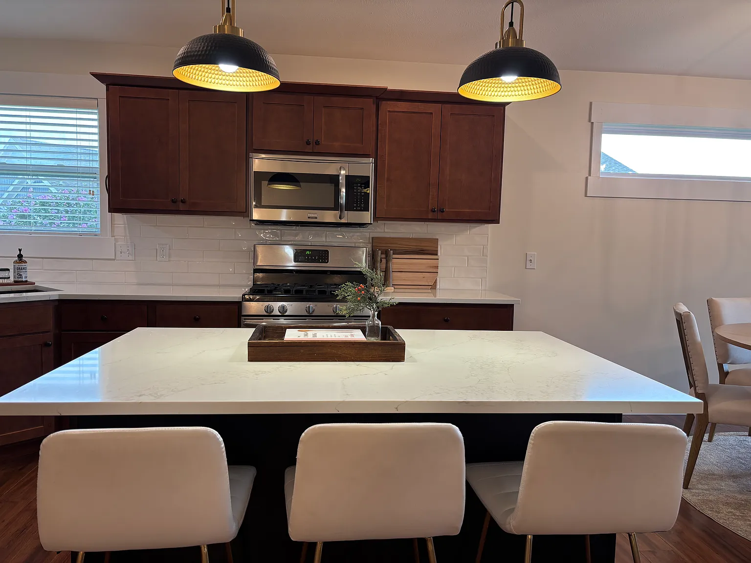 4 bed, 2400 sqft, $3,200 — Photo 4