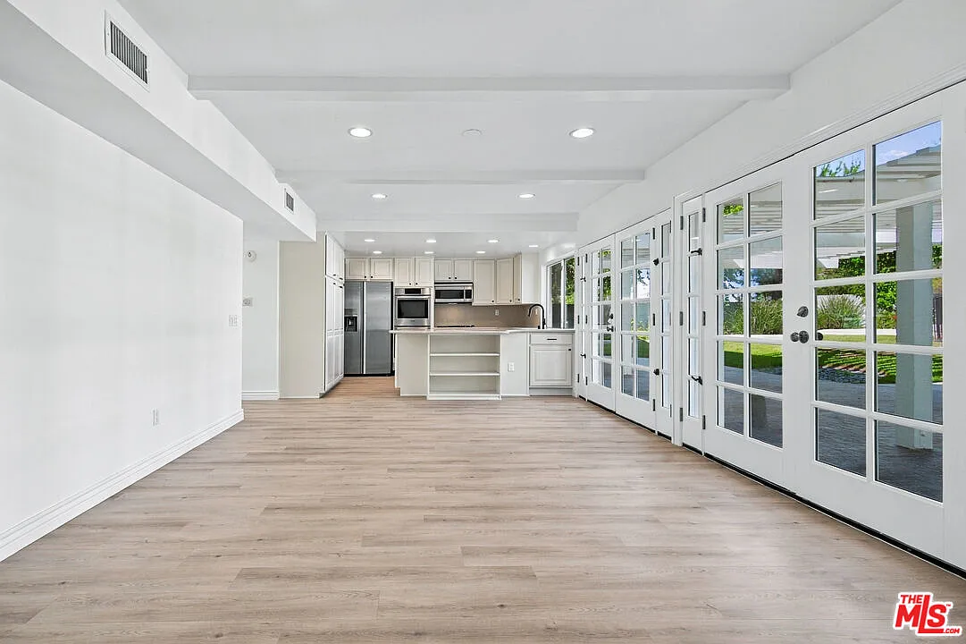 5 bed, 4.0 bath, 3198 sqft, $8,995 — Photo 2