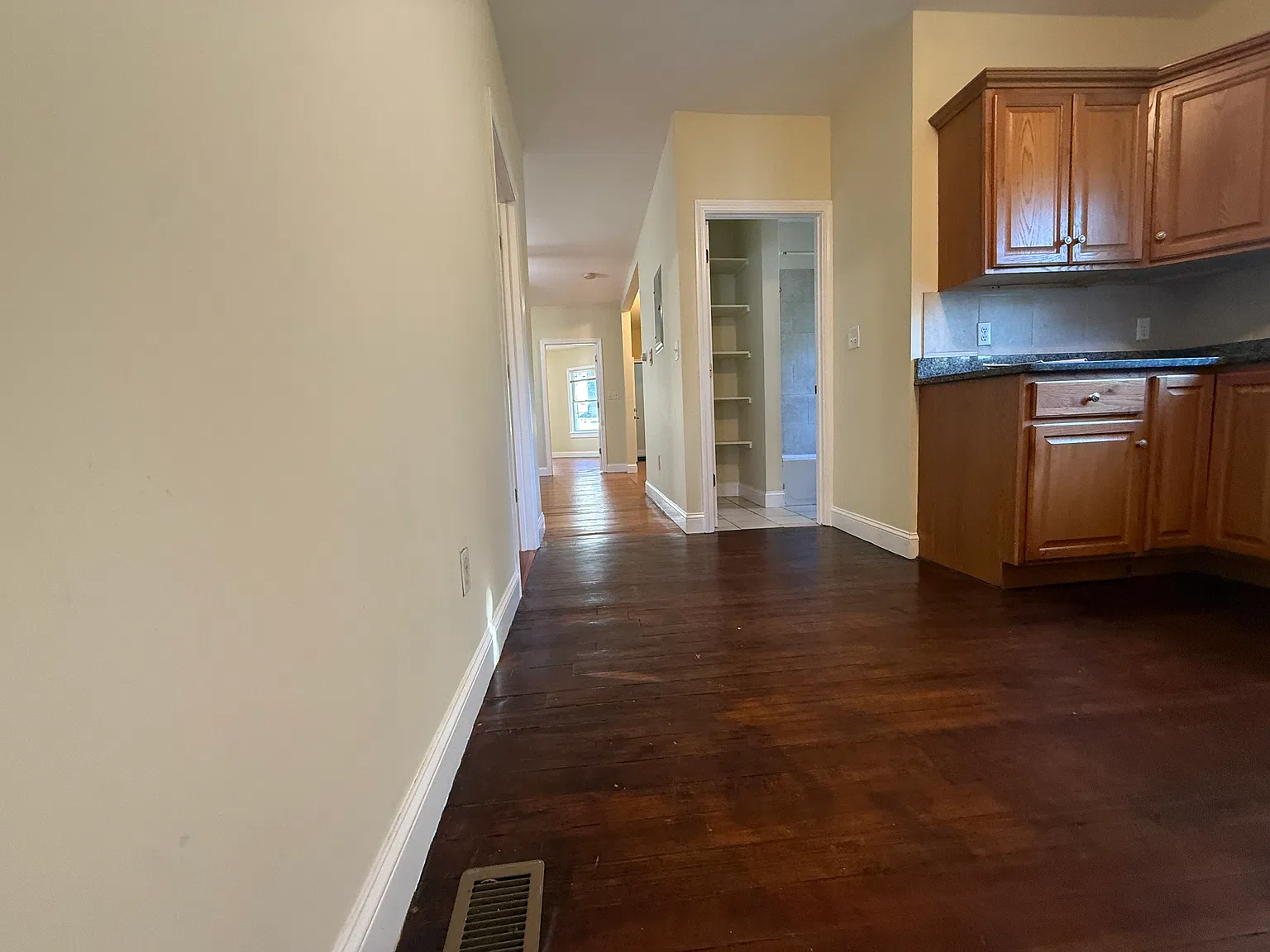 3 bed, 9999 sqft, $3,350 — Photo 2