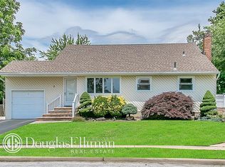 7 Brook Path, Plainview, NY 11803