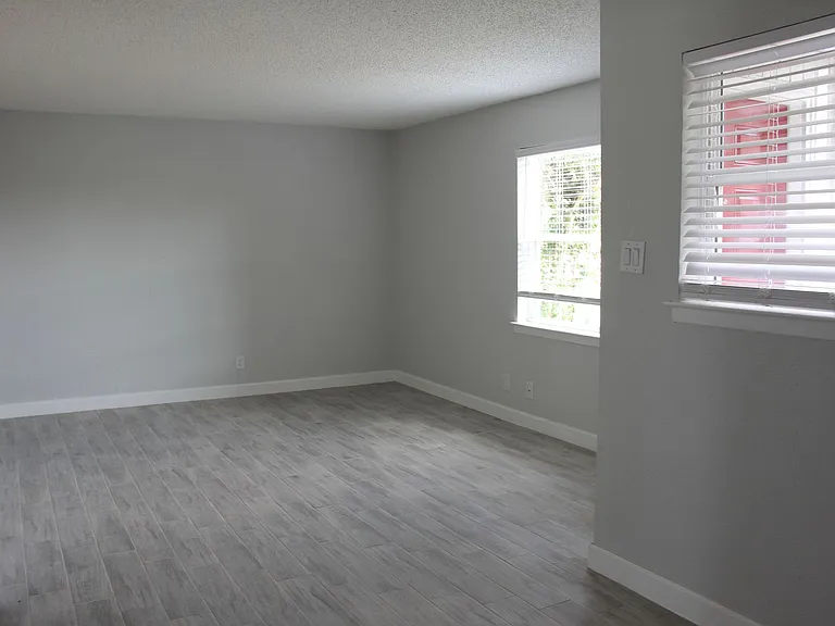 Lions Court Apartments — Photo 52