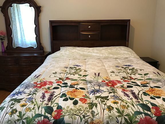 Room S - Queen bed