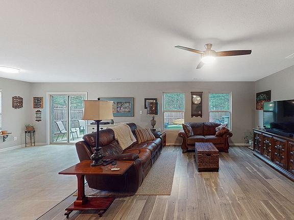 3rd image of 222 Sedgewick Dr