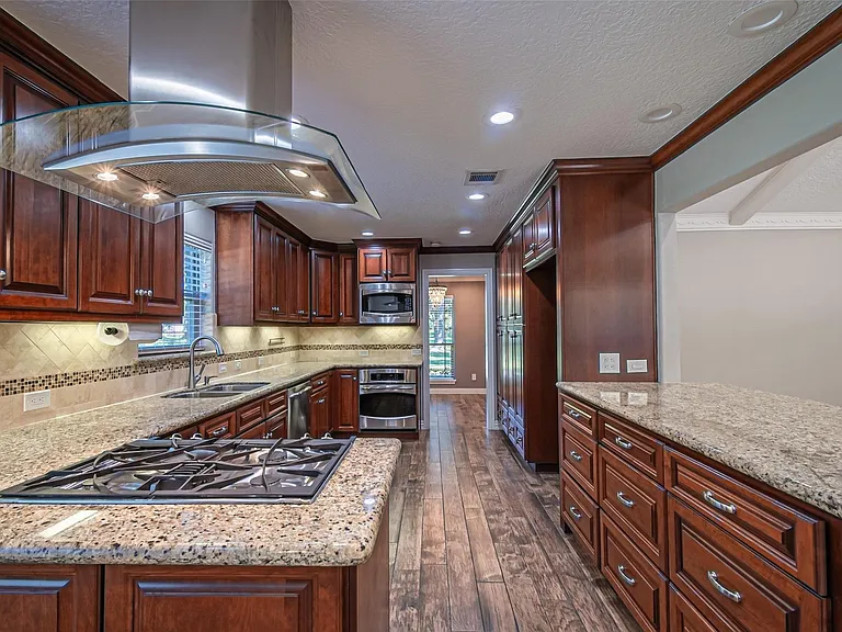 17615 Swansbury Dr — Photo 24