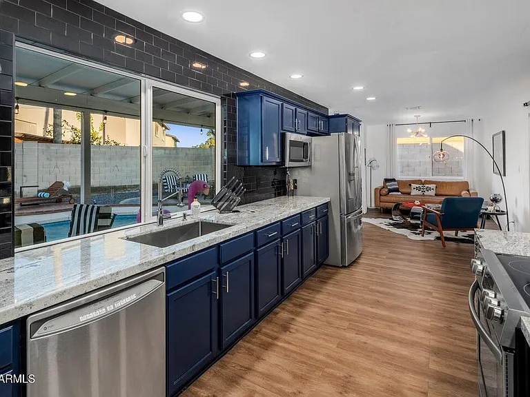 4526 E Paradise Ln — Photo 10