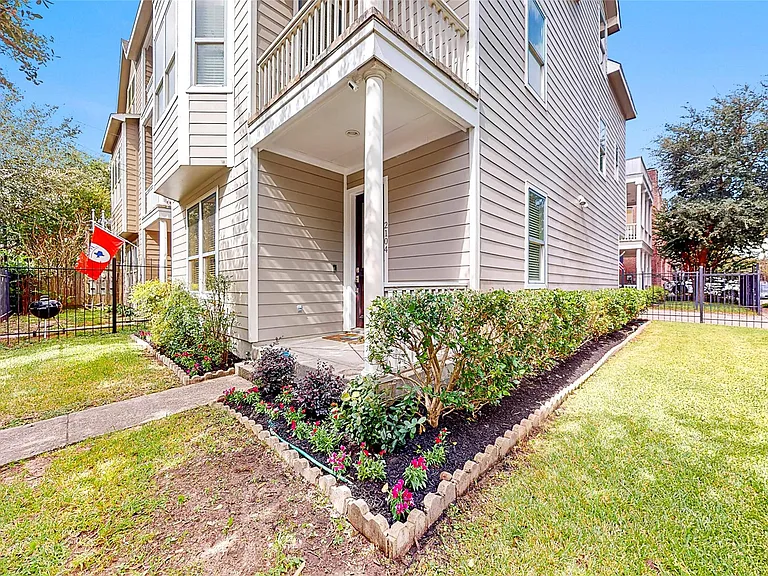 2104 State St — Photo 5