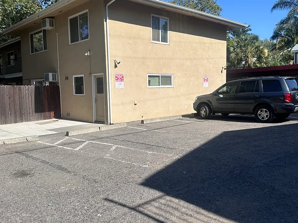425 University Ave #2