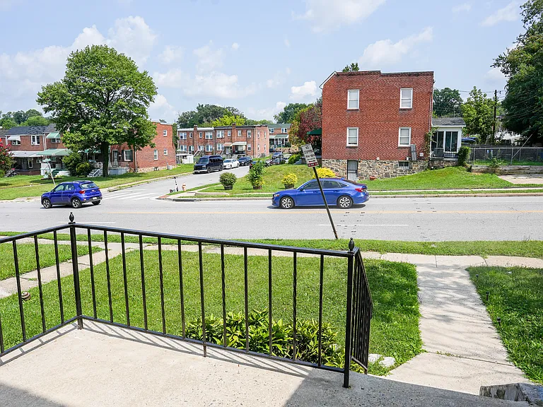 833 E Cold Spring Ln — Photo 8