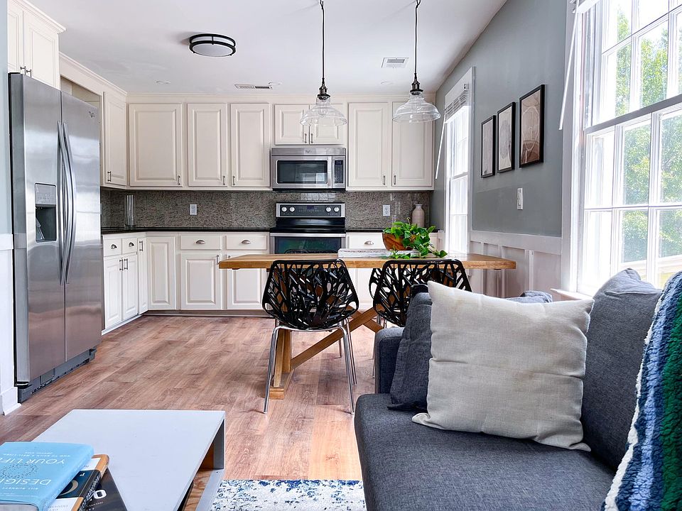 Fully equipped kitchen with full-size appliances and plenty of counter space.