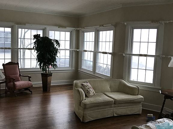 Window enclosed front room
