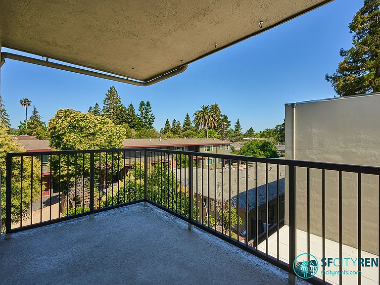 1540 Hudson St #302 — Photo 4