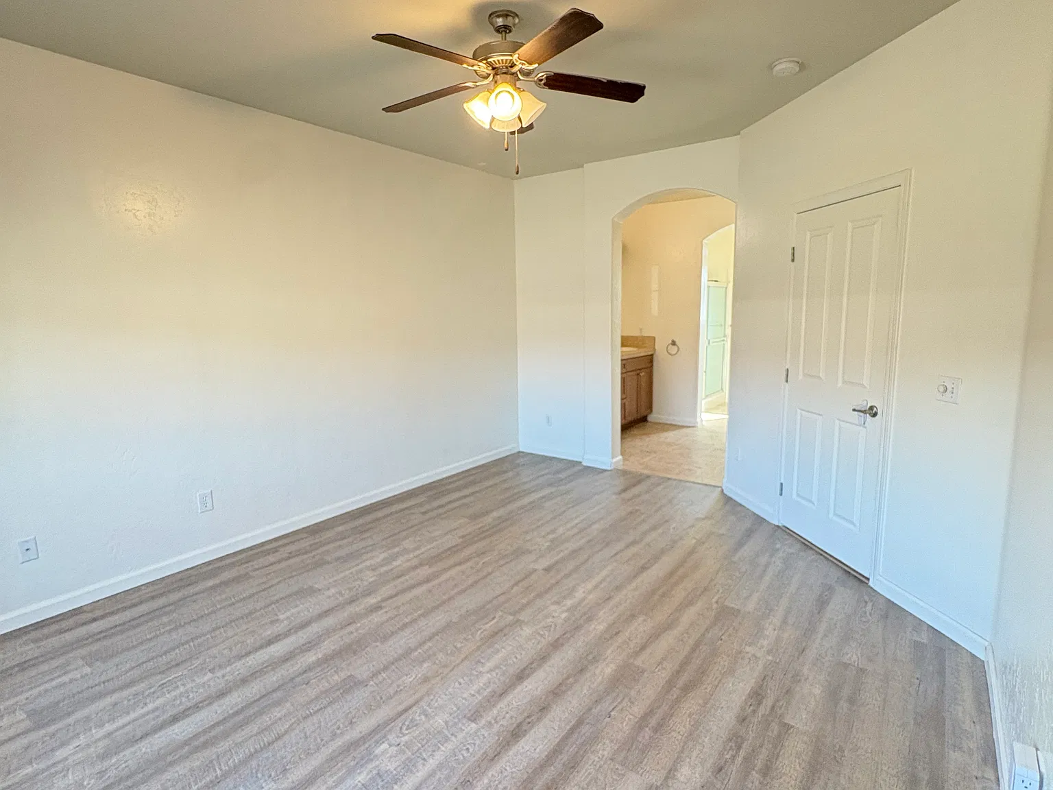 3 bed, 1370 sqft, $2,400 — Photo 2