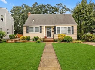 1074 Barrie Ave, Wantagh, NY 11793