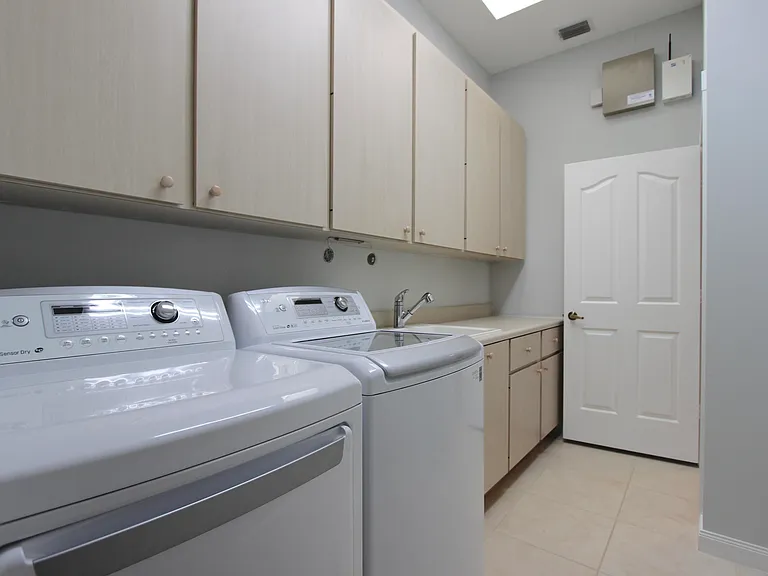 117 Hampton Cir — Photo 31