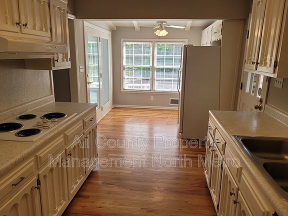 3rd image of 777 Foxcroft Cir SE