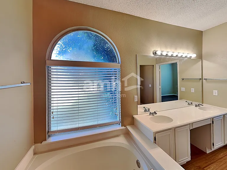 304 Double Oak Ln — Photo 12