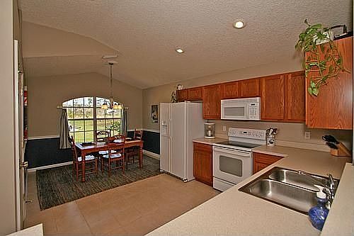 Large Eat-in Kitchen